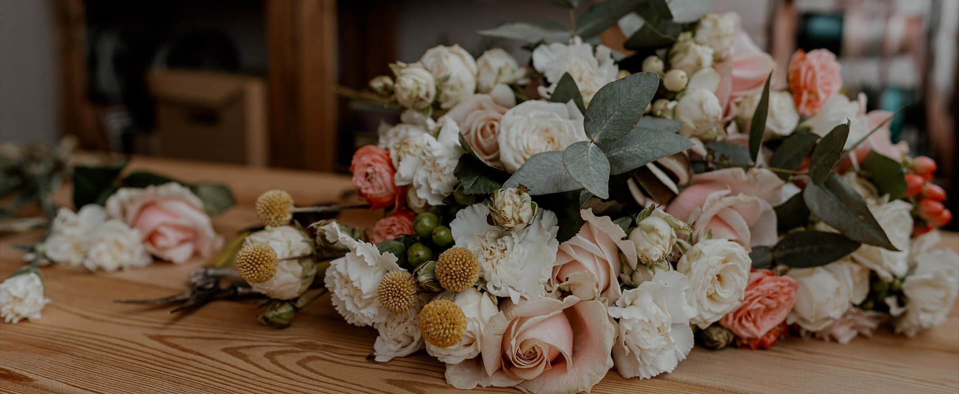Ilgın'da pembe güller ve beyaz karanfillerle hazırlanan çiçek aranjmanı — ALMERA Çiçek ve Organizasyon